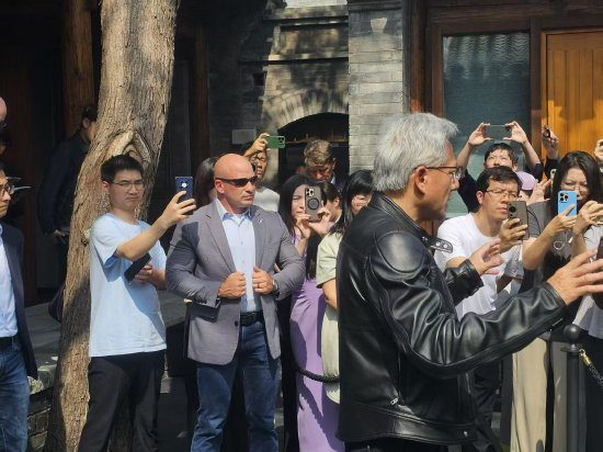 英伟达CEO黄仁勋：理想汽车大得像带轮子的客厅，蔚来和小鹏非常豪华！小米、比亚迪的车都非常好，可惜美国买不到小米汽车